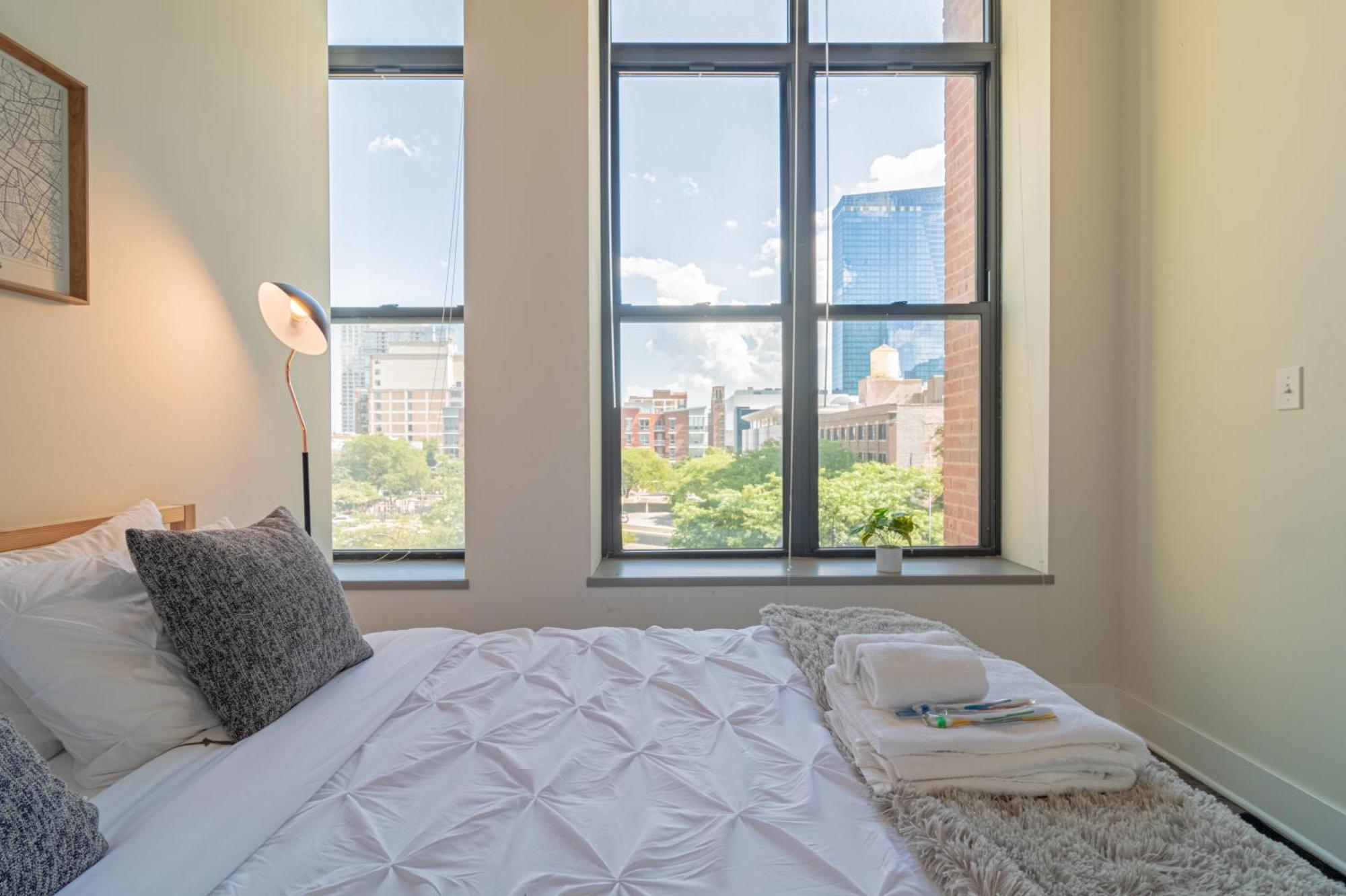 Bright 2Br Luxury Corner Suite With Optional Parking Sleeps 6 Guests Near Mccormick Place And Soldier Field שיקגו מראה חיצוני תמונה